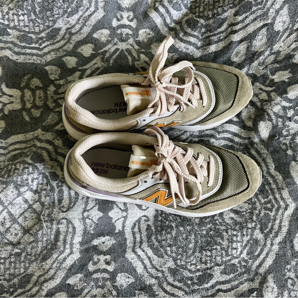 Green new balance athletic shoes - Picture 2 of 2